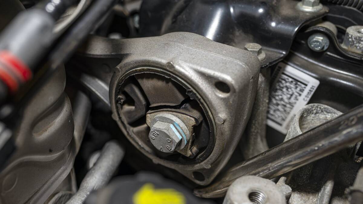 علائم خرابی دستهموتور و تأثیر آن بر لرزش خودرو؛ نشانهها، عواقب و راهحلها